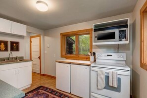 Fridge, microwave, oven, stovetop - Abode at 7 Cabins, perfect for large groups (Jackson)