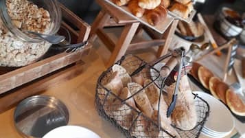 Frukostbuffé varje dag (EUR 10 per person)