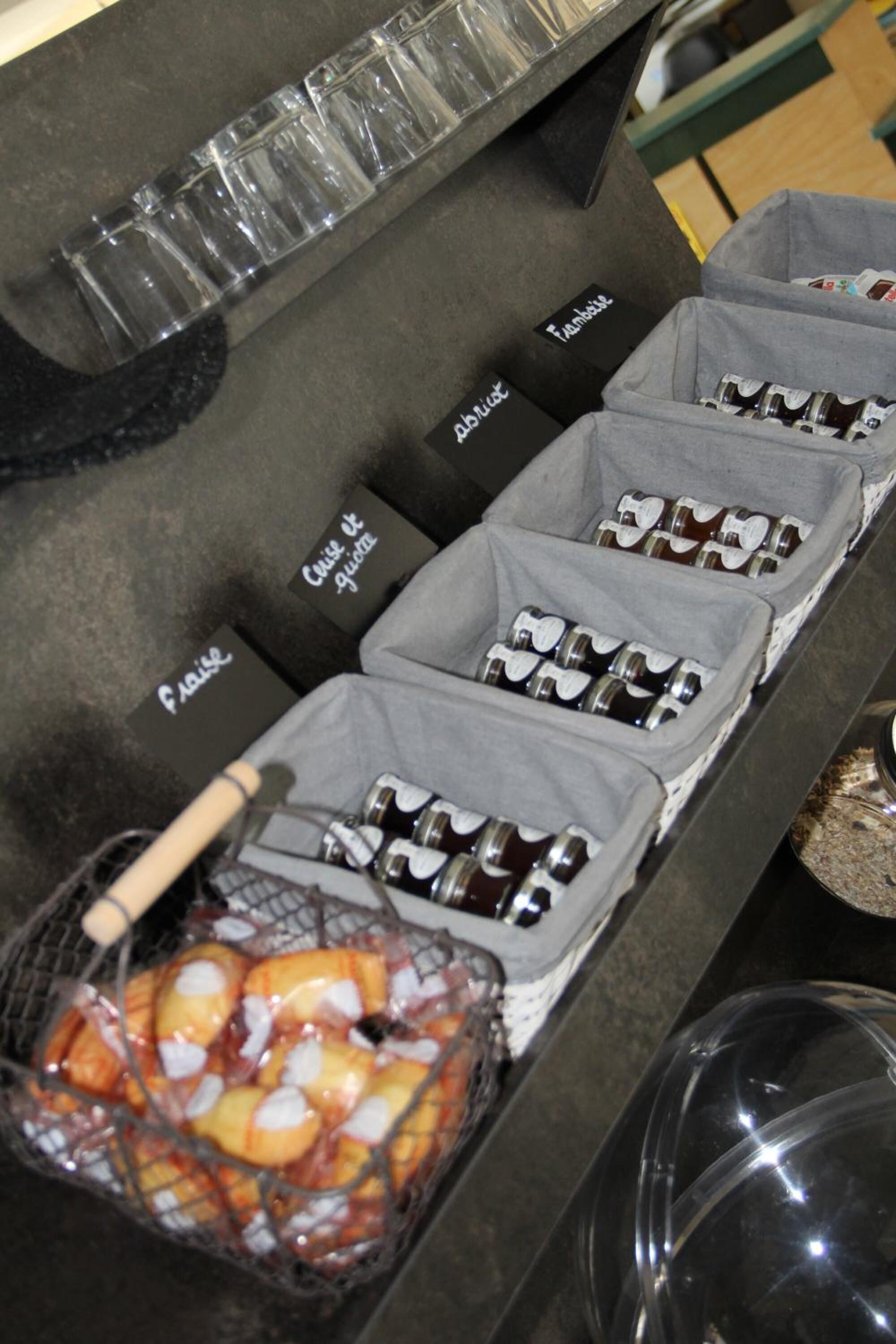 lunch and dinner served, french cuisine