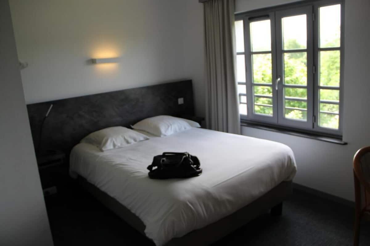 Enkeltrom | Sengetøy av topp kvalitet, memory foam-senger, skrivebord og lydisolert