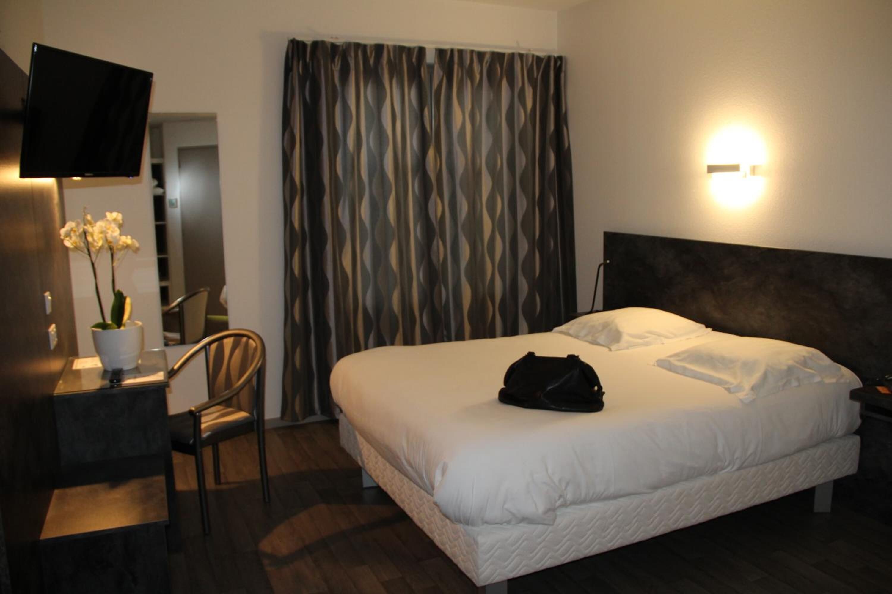 1 bedroom, premium bedding, memory-foam beds, desk