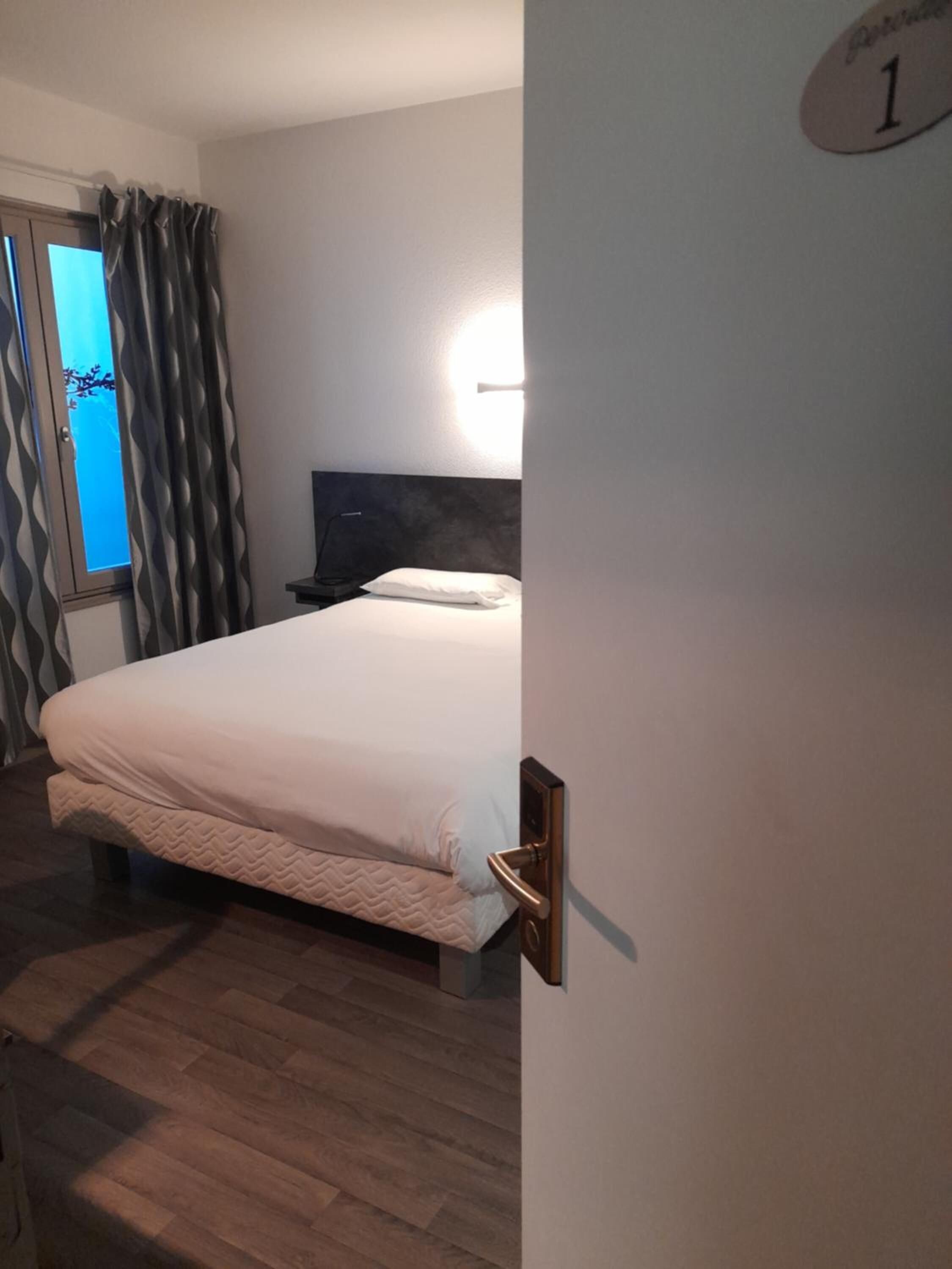 1 bedroom, premium bedding, memory-foam beds, desk