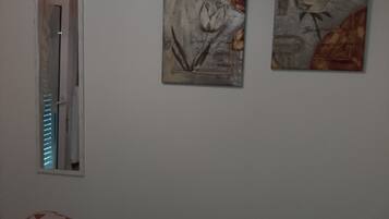 2 chambres, chambres insonorisées, fer et planche à repasser