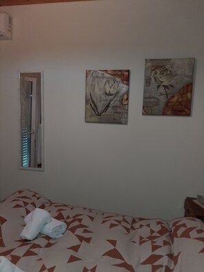 2 bedrooms, soundproofing, iron/ironing board, internet