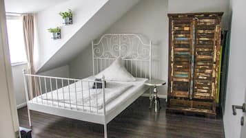 2 makuuhuonetta, työpöytä, silitysrauta/-lauta, vauvan matkasänky