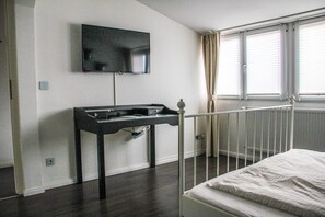 2 bedrooms, desk, iron/ironing board, travel cot - EXCLUSIVE 2 BR. Top floor apartment in a great location! (Bremen)