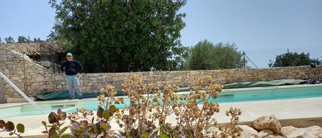 Una piscina al aire libre