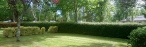 A well-maintained garden with neatly trimmed hedges and a variety of trees. - Camping de La Grande Lande (Moelan-sur-Mer)