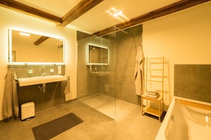 Badewanne, Haartrockner, Handtücher