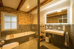 Badewanne, Haartrockner, Handtücher