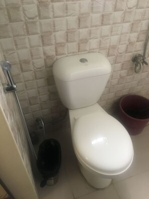 Bruser, bidet, Toiletpapir
