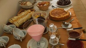 Een buffet met diverse gerechten en drankjes.