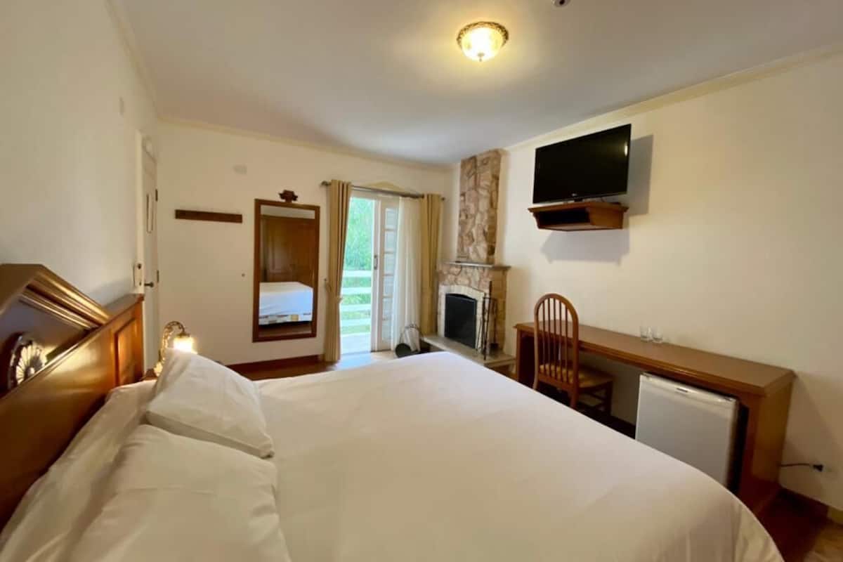 Suite, area taman | 1 kamar tidur, minibar, Wi-Fi gratis, dan seprai linen