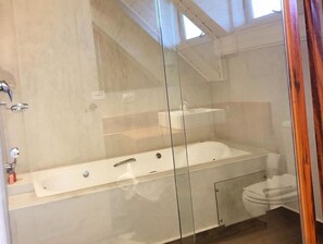 Suite (Lua de Mel) | Badezimmer | Bidet, Handtücher, Seife, Shampoo