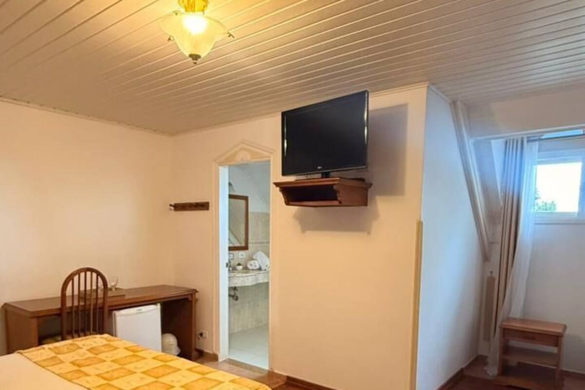 Een minibar, gratis wifi, beddengoed