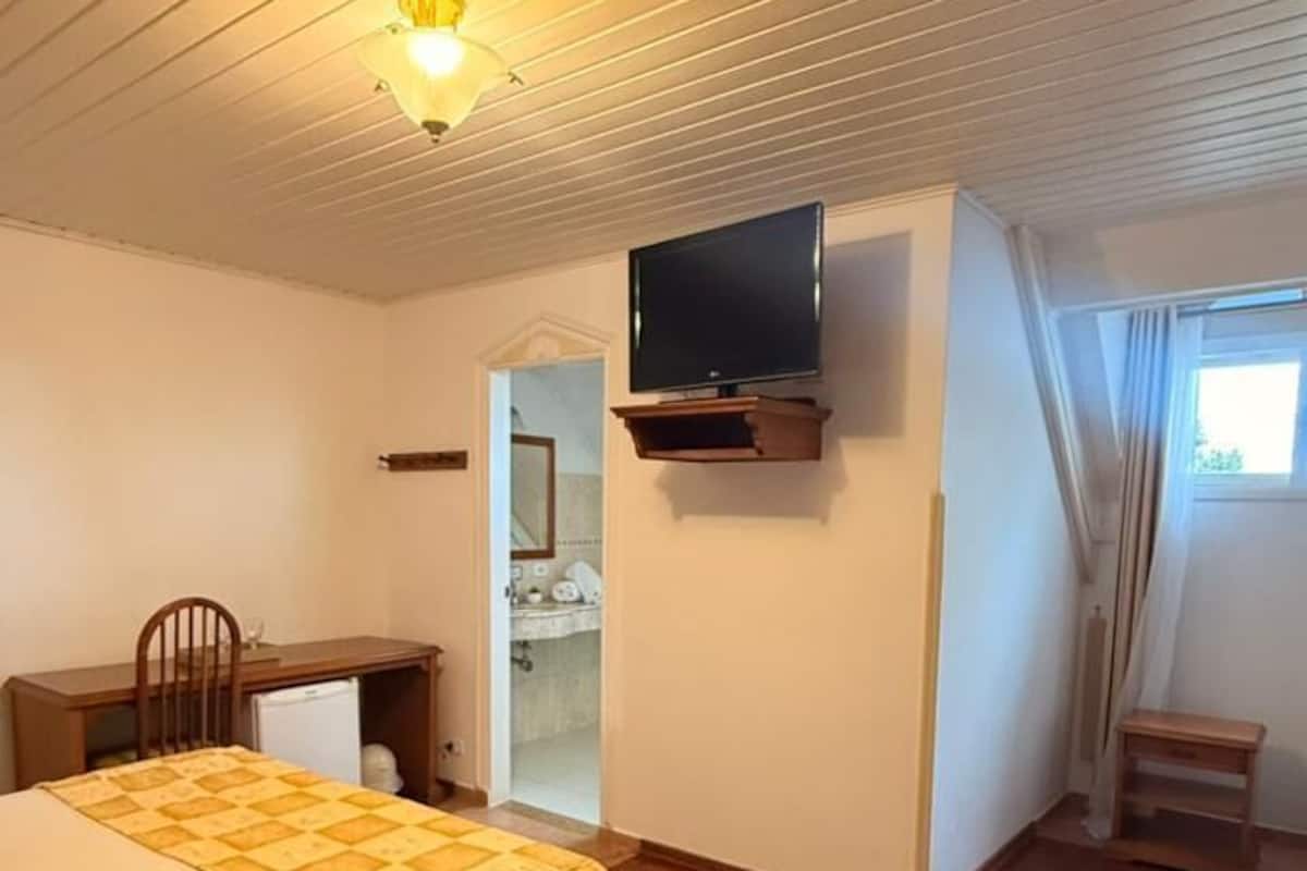 Minibar, WiFi (free), bed sheets