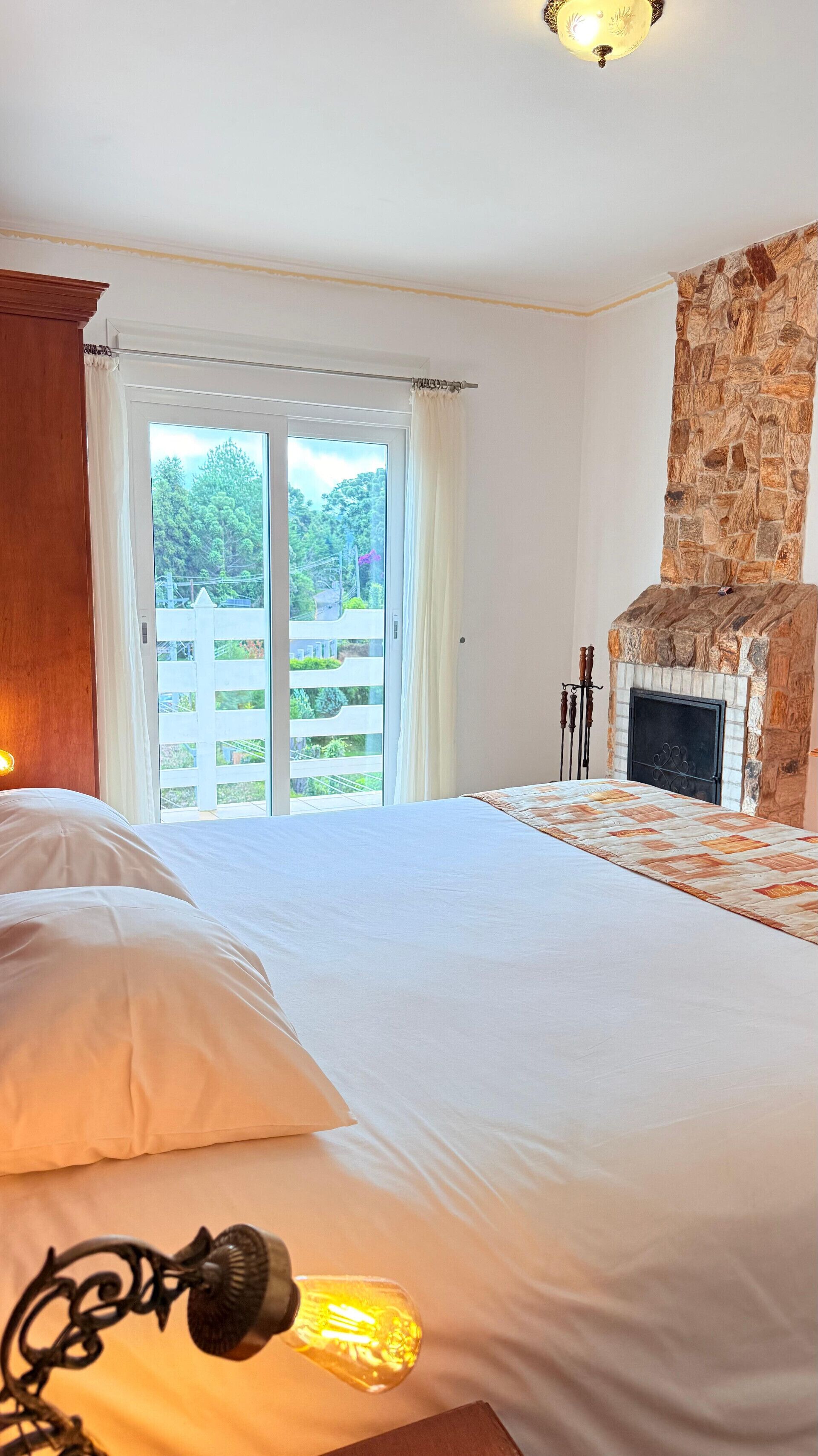 Een minibar, gratis wifi, beddengoed
