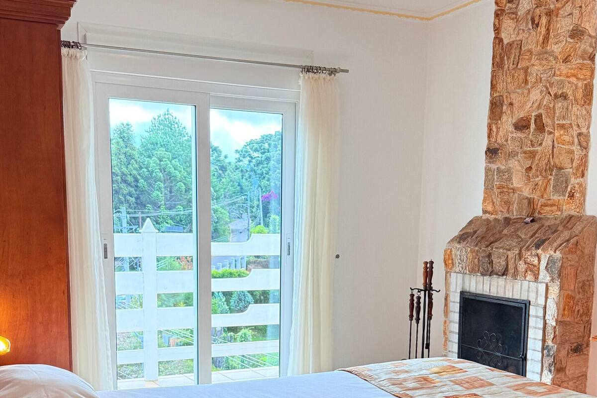 Een minibar, gratis wifi, beddengoed