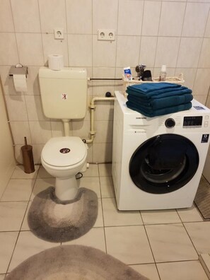 Shower, hair dryer, towels, soap - 4 star basement apartment Alt-Mariendorf (parking lot on the property) (Bezirk Tempelhof-Schöneberg)