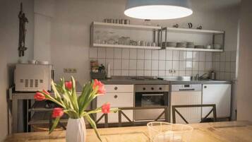 Casa, 2 habitaciones, Terraza (Bernstein, Duplex) | Cocina privada | Refrigerador, microondas, parrilla de estufa y cafetera y tetera