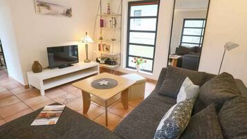 Casa, 2 habitaciones, Terraza (Bernstein, Duplex) | Sala de estar | Televisión de pantalla plana