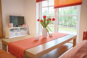 Apartemen, 2 kamar tidur, teras, lantai dasar (Hühnergott) | Ruang keluarga | TV layar datar