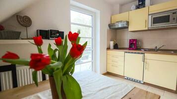 Departamento, 2 habitaciones, balcón (Herzmuschel, Dachgeschoss) | Cocina privada | Refrigerador, microondas, parrilla de estufa y cafetera y tetera