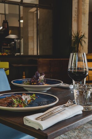 Lunch and dinner served  - Hôtel La Zoologie (Bordeaux)