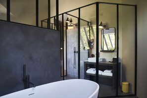Habitación Confort doble | Baño | Bañera y ducha independientes, secador de pelo, albornoces y zapatillas