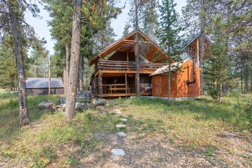 Blue Springs Pond Cabin ⁓Near Yellowstone ⁓Hot Tub
