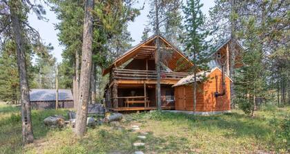 Blue Springs Pond Cabin ⁓Near Yellowstone ⁓Hot Tub