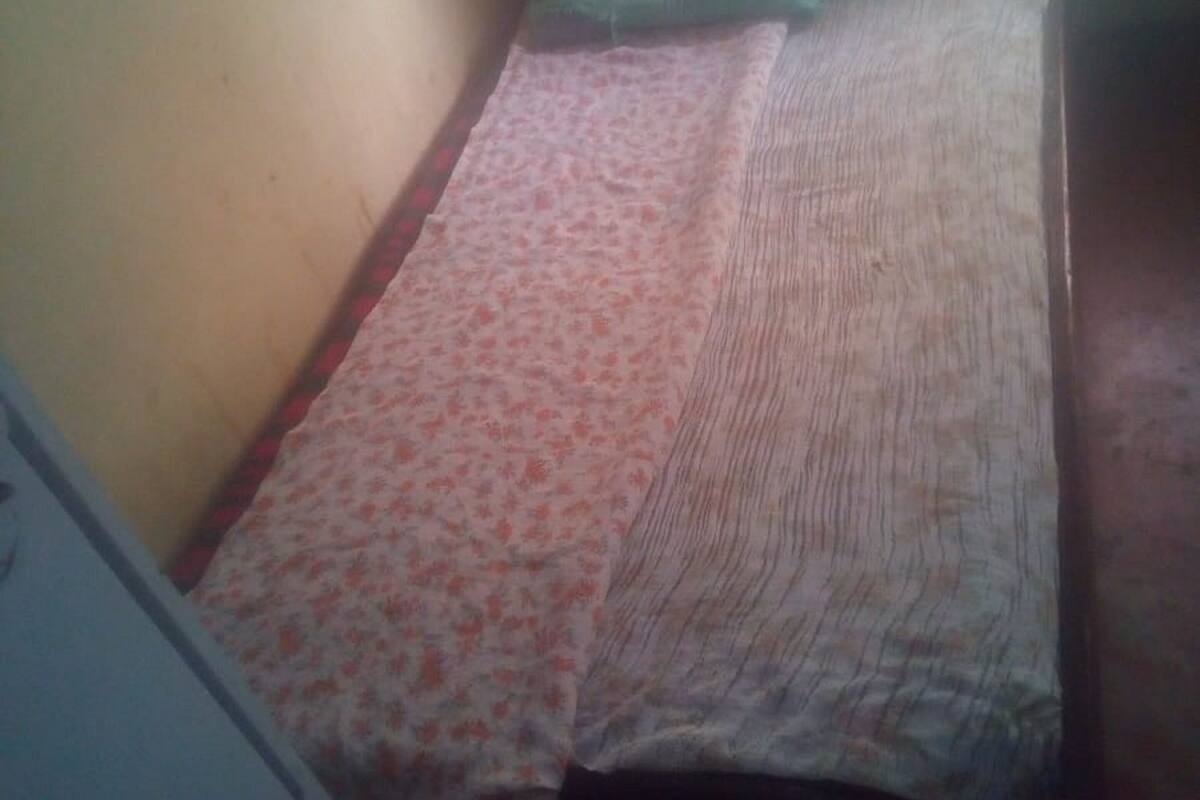Quarto solteiro | Escrivaninha, cortinas blackout, roupa de cama