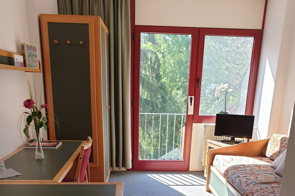 Cribs (free), rollaway beds (surcharge), WiFi (free), bed sheets