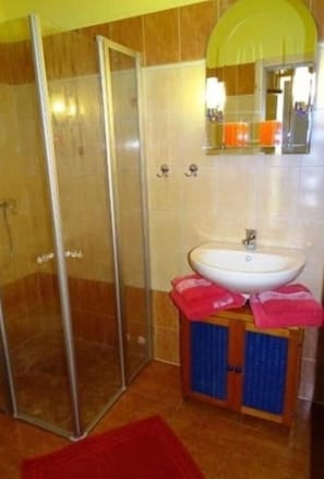 Căn hộ, 2 phòng ngủ (Duplex) | Phòng tắm | Buồng tắm vòi sen, máy sấy tóc, khăn tắm, giấy vệ sinh