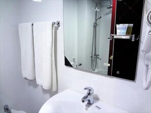 Separate bathtub and shower, free toiletries, slippers, towels - New Penninsula Hotel (Dubai)