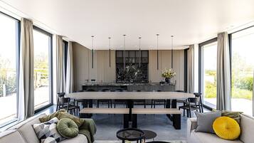 Smart-tv, een open haard, een stereo en een kantoor