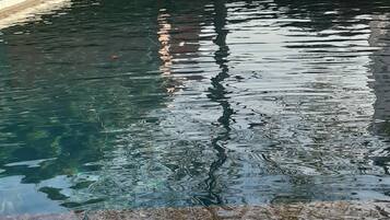 Een buitenzwembad en een verwarmd zwembad