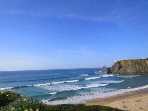 Beach nearby, beach towels - Superb 2-bedroom Luz Apt has AC, Wi Fi, Pool, near restaurants & beach! (Luz-Lagos)