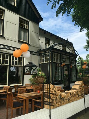 Vista frontal de la propiedad