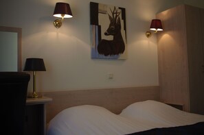 Caja de seguridad en la habitación, escritorio y cortinas blackout