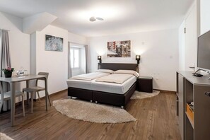 Double Room | 1 bedroom, hypo-allergenic bedding, cots/infant beds, free WiFi