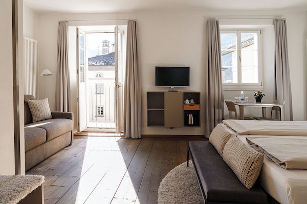 Ropa de cama hipoalergénica, cunas, wifi gratis y ropa de cama