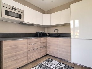 Refrigerador, microondas, horno y cafetera y tetera 