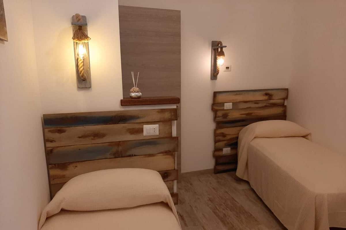 Standard tvåbäddsrum - 2 enkelsängar (Private External Bathroom) | Strykjärn/strykbräda, gratis barnsängar, extrasängar och gratis wi-fi