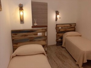 Standaard Twin kamer, 2 eenpersoonsbedden (Private External Bathroom) | Een strijkplank/strijkijzer, gratis babybedden, extra bedden