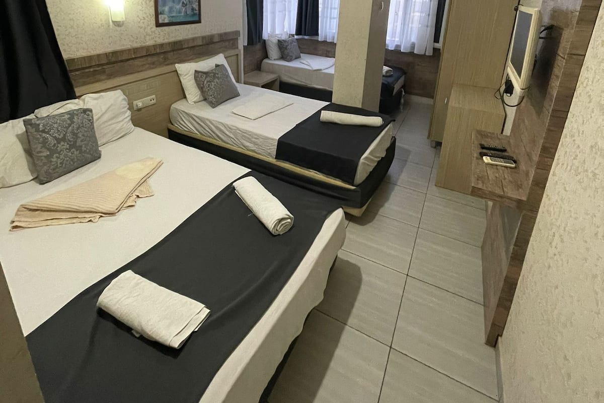 Quarto quádruplo clássico | Roupas de cama premium, escrivaninha, espaço de trabalho para notebook