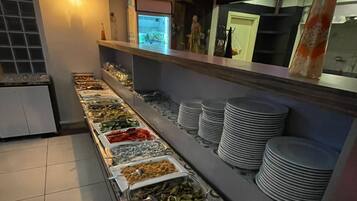 بوفيه فطور مجانًا يوميًا