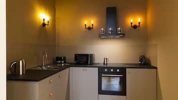 Apartment, 1 Bedroom (Flat 1) | Private kitchen | Full-size fridge, microwave, oven, stovetop