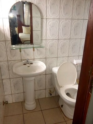 Bathroom - Teley Lodge (Accra)