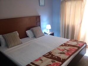 Habitación doble Deluxe | Escritorio, espacio para trabajar con laptop y wifi gratis 